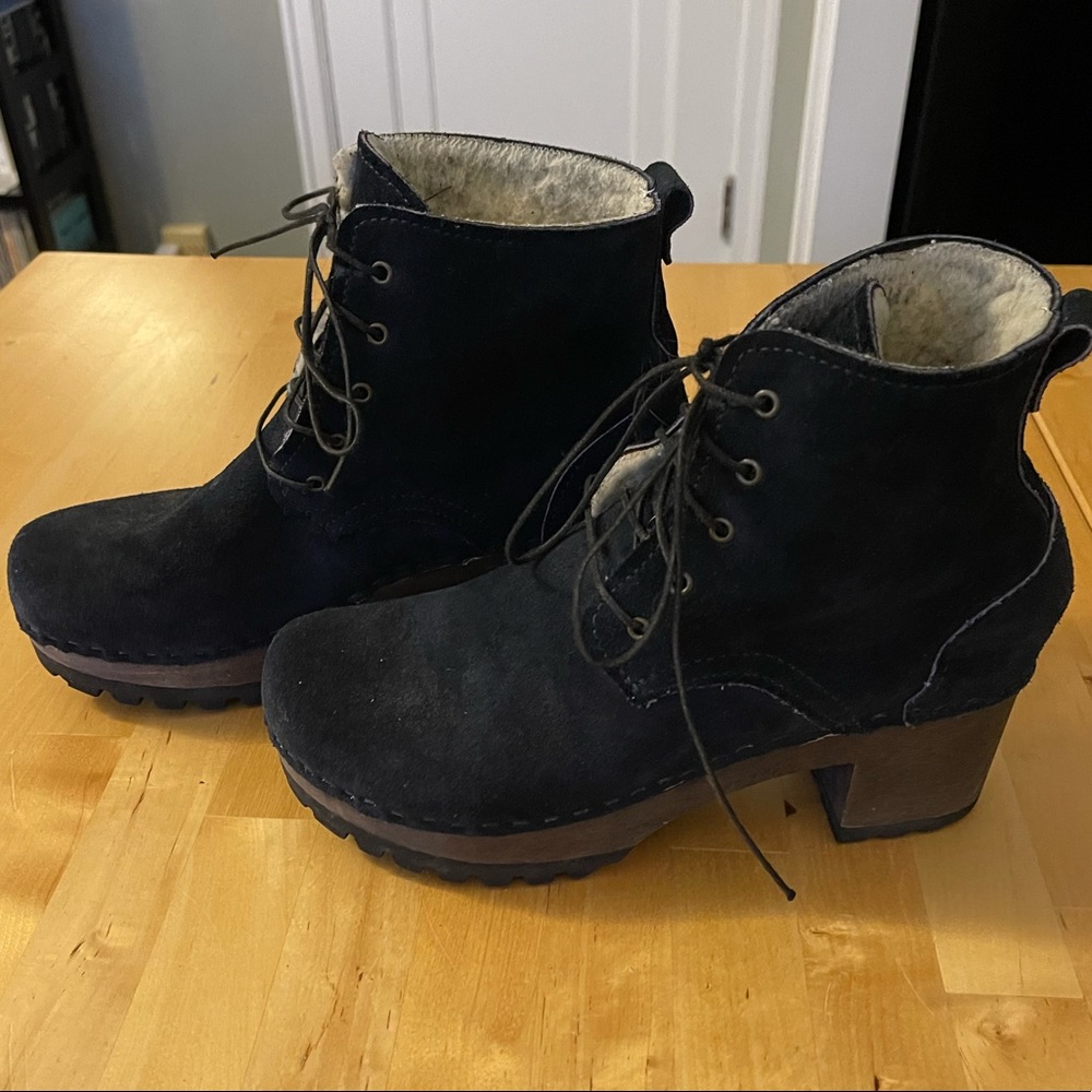 Sven shearling lined suede bootie—Navy Blue